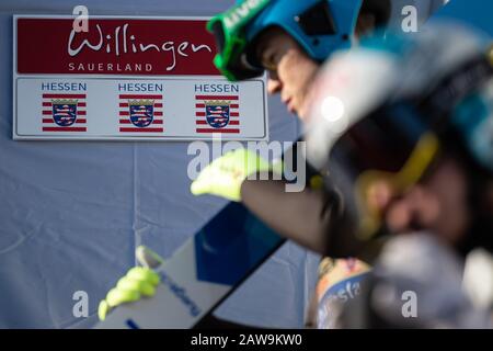 Willingen, Germania. 07th Feb, 2020. Sci nordico, salto con gli sci, Coppa del mondo, allenamento: La scritta "Willingen" e lo stemma di Hesse si possono vedere dietro i skibus nella zona di partenza. Credito: Swen Pförtner/Dpa/Alamy Live News Foto Stock