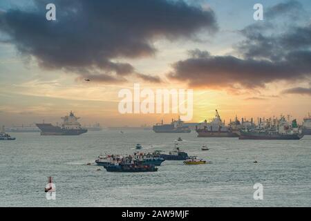 Singapore. Gennaio 2020. Navi ad ancora di fronte al porto di Singapore Foto Stock