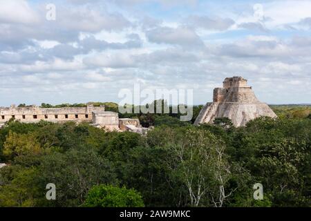 La Piramide del Mago, vista da un arco di corbel nel quadrigolo della Nunneria a Uxmal, Yucatan, Messico. Foto Stock