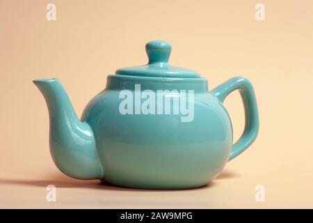 Elegante teapot in ceramica retrò e argilla per preparare tè ed erbe fumanti per la perdita di peso Foto Stock