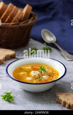 Zuppa dietetica con polpette, patate e spaghetti serviti con pane di segale con crusca. Menu per bambini. Foto Stock