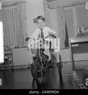 Contratti ragazzo fam si Feeners Amsterdam. Date: 6 dicembre 1955 Location: Amsterdam, Noord-Holland Keywords: Bikes, boys Person Name: FAM YES Feeners Foto Stock