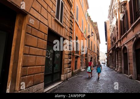 Una donna che cammina con un'altra donna nel centro di Roma in un tour a piedi dei siti. Roma, Italia. Foto Stock