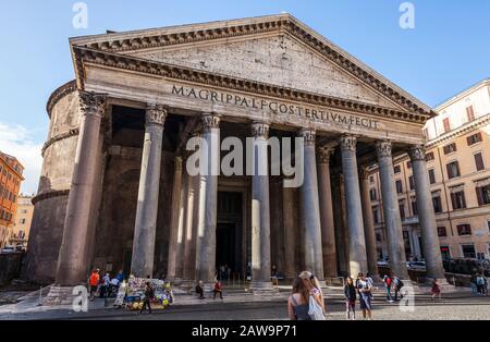 I turisti e le guide di fronte alla Patheon nel centro di Roma. Il Pantheon è un antico tempio romano e ora una chiesa completata nel 126 d.C. Foto Stock