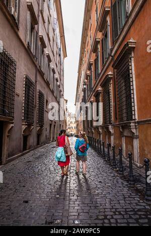 Una donna che cammina con un'altra donna nel centro di Roma in un tour a piedi dei siti. Roma, Italia. Foto Stock