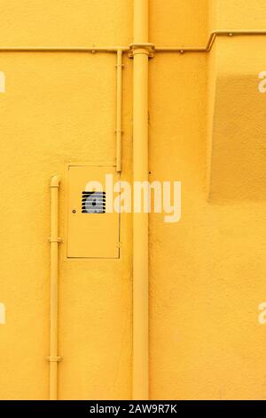Parete Dipinta di giallo a Burano, Venezia, Italia Foto Stock
