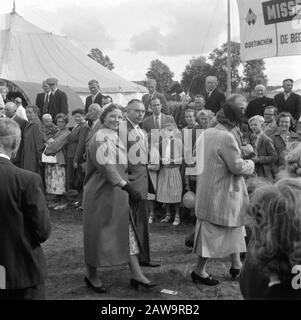 Visita Di sua Maestà e Beatrix Markelo Regina Juliana e Beatrix alla mostra agricola Picchi d'oro Data: 29 agosto 1957 Località: Markelo Parole Chiave: Visite reali Nome Persona: Beatrix (principessa Paesi Bassi) Juliana (regina Paesi Bassi) Foto Stock