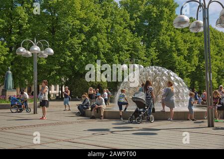 Oslo, NORVEGIA - 27 MAGGIO 2017: Persone che godono di sole giornata estiva al parco di Oslo, Norvegia. Foto Stock