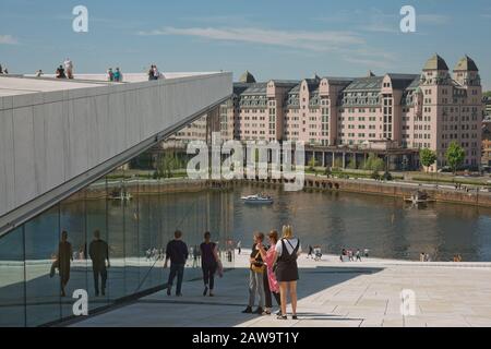 Oslo, NORVEGIA - 27 MAGGIO 2017: Il Teatro dell'Opera di Oslo (Operahuset) è sede dell'Opera Nazionale e del Balletto norvegesi. L'edificio si trova alla testa dell'Oslofjord A. Foto Stock