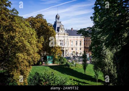 19th comune vista del Municipio dal parco Buttes-Chaumont, Parigi, Francia Foto Stock