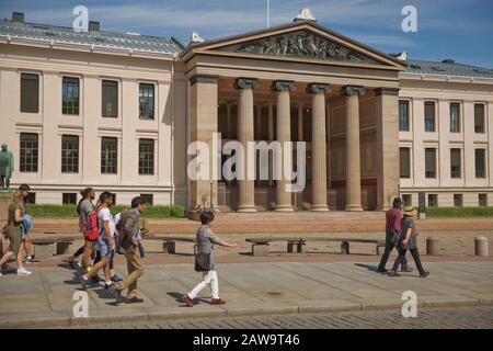 Oslo, NORVEGIA - 27 MAGGIO 2017: Persone che camminano di fronte all'Università di Oslo in Norvegia. Campus centrale, Facoltà di giurisprudenza, edificio su Karl Johans Gate stre Foto Stock