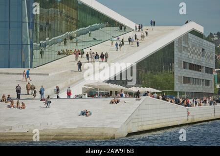 Oslo, NORVEGIA - 27 MAGGIO 2017: Il Teatro dell'Opera di Oslo (Operahuset) è sede dell'Opera Nazionale e del Balletto norvegesi. L'edificio si trova alla testa dell'Oslofjord A. Foto Stock