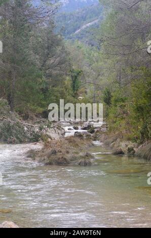 Gli Algari, un incontaminato fiume di montagna mediterranea nel Parco Naturale di Els Ports, Catalogna Foto Stock