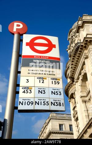 Londra, Inghilterra, Regno Unito. Fermata dell'autobus a Whitehall che mostra i percorsi Foto Stock