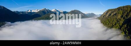 Montagne che si innalzano dalla nebbia alta sul Lago Sylvensteinsee, vicino a Lengries, Isarwinkel, vista aerea, alta Baviera, Baviera, Germania Foto Stock