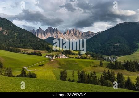 Chiesa di S. Maddalena e Felder, Villnoestal, alle spalle Geislergruppe con Sass Rigais, S. Maddalena, Bolzano, Alto Adige, Italia Foto Stock