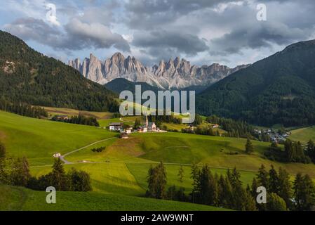 Chiesa di S. Maddalena e Felder, Villnoestal, alle spalle Geislergruppe con Sass Rigais, S. Maddalena, Bolzano, Alto Adige, Italia Foto Stock