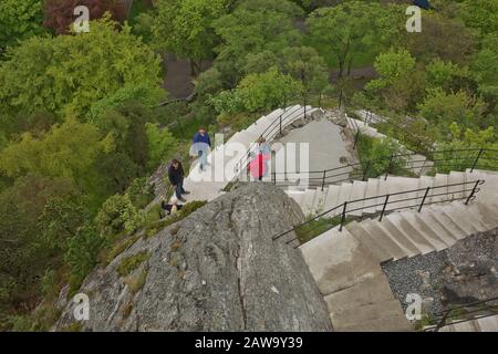 Alesund, NORVEGIA - 29 MAGGIO 2017: Persone che salgono le scale per Fjellstua ad Alesund in Norvegia. Foto Stock