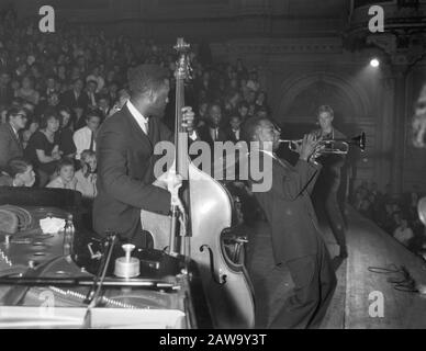 Concerto notturno del quintetto d'argento Horace al Concertgebouw di Amsterdam, n.c.a. Calvin Taylor (Basso) Louis Hayes (Batteria) E Blue Mitchell (Tromba) Data: 21 Febbraio 1959 Luogo: Amsterdam, Noord-Holland Parole Chiave: Notte Concerti Nome Persona: Hospitality Silver Quintet Foto Stock