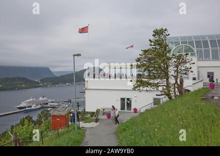 Alesund, NORVEGIA - 29 MAGGIO 2017: Persone che salgono le scale per Fjellstua ad Alesund in Norvegia. Foto Stock