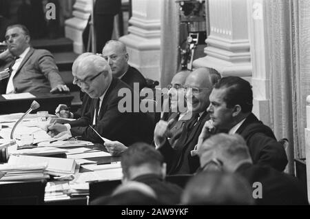 Politica salariale e dei prezzi in parlamento, tabella governativa Data: 25 maggio 1966 Parole Chiave: Salari, prezzi, tabelle governative Nome istituzione: Lower House Foto Stock
