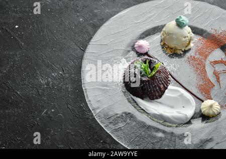 Dessert al cioccolato. Fondan. Vista dall'alto, spazio libero per il testo. Stile rustico. Foto Stock