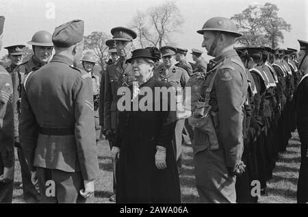 La regina Wilhelmina visitò la principessa Irene Brigade nel campo militare di Wolverhampton [la regina in conversazione con un corporale. Right brigade Commander De Ruyter of Steveninck] Data: Maggio 1942 luogo: Regno Unito, Wolverhampton Parole Chiave: Visite, campi, ufficiali dell'esercito, soldati, WWII Nome Persona: Wilhelmina, regina Foto Stock