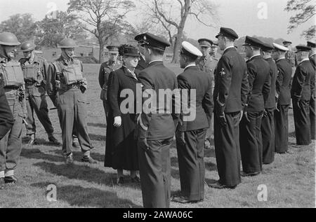 La regina Wilhelmina visitò la principessa Irene Brigade nel campo militare di Wolverhampton [parla con i soldati, secondo le uniformi della marina mercantile, della marina e della KNIL ] Data: Maggio 1942 luogo: Regno Unito, Wolverhampton Parole Chiave: Visite, campi, ufficiali dell'esercito, soldati, seconda guerra mondiale Nome Persona: Wilhelmina, regina Foto Stock