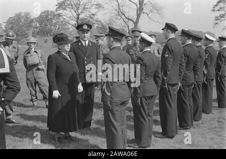 La regina Wilhelmina visitò la principessa Irene Brigade nel campo militare di Wolverhampton [parla con i soldati, secondo le uniformi della marina mercantile, della marina e della KNIL ] Data: Maggio 1942 luogo: Regno Unito, Wolverhampton Parole Chiave: Visite, campi, ufficiali dell'esercito, soldati, seconda guerra mondiale Nome Persona: Wilhelmina, regina Foto Stock