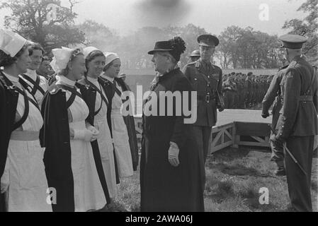 La regina Wilhelmina visitò la principessa Irene Brigade nel campo militare di Wolverhampton [la regina in conversazione con gli infermieri. Dietro di lei essere visto Generale Phoff] Data: Maggio 1942 Località: Regno Unito, Wolverhampton Parole Chiave: Visite, campi, regine, regalità, militari, ufficiali, seconda guerra mondiale, infermieri Nome Persona: Wilhelmina, regina Foto Stock