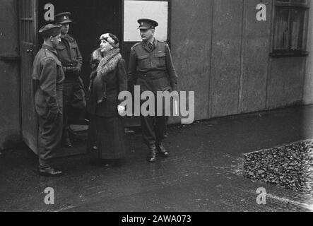 La regina Wilhelmina visitò la principessa Irene Brigade nel campo militare di Wolverhampton {parlando con un soldato, comandante della brigata di destra De Ruyter di Steveninck] data: Maggio 1942 luogo: Regno Unito Parole Chiave: Visite, campi, ufficiali dell'esercito, soldati, seconda guerra mondiale Nome Persona: Wilhelmina, regina Foto Stock