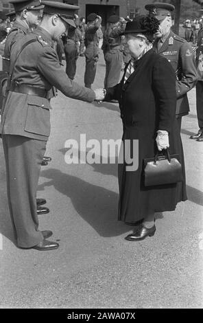 La regina Wilhelmina visitò la principessa Irene Brigade nel campo militare di Wolverhampton [scuote la mano di un ufficiale] Data: 1942 luogo: Regno Unito Parole Chiave : visite, campi, ufficiali dell'esercito, soldati, seconda guerra mondiale Nome Persona: Wilhelmina, regina Foto Stock