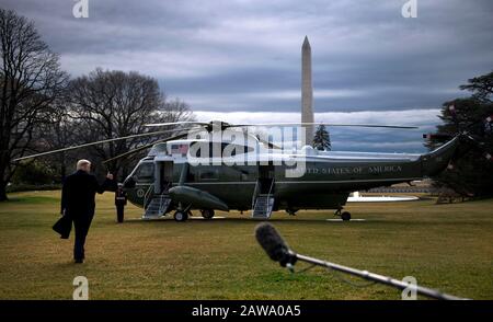 Il presidente degli Stati Uniti Donald J. Trump parte dalla Casa Bianca per una gita di un giorno a Charlotte, Carolina del Nord a Washington, DC venerdì 7 febbraio 2020. Credito: Kevin Dietsch/Pool via CNP /MediaPunch Foto Stock