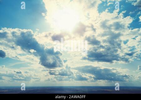 Cielo nuvoloso drammatico con il sole che splende attraverso le nuvole. La trama del cielo. Sfondo astratto natura Foto Stock