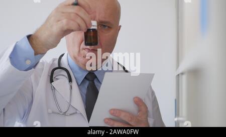 Immagine con un medico Che Guarda alla prescrizione da Un Destinatario della medicina Foto Stock