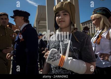 Mosca, Russia. 9th maggio 2018 La Gente partecipa al reggimento immortale in via Tverskaya, nel centro di Mosca, per celebrare il 73rd anniversario della vittoria sulla Germania nazista nella Grande Guerra Patriottica. L'iscrizione russa sul ragazzo (al centro) legge 'grazie a mio nonno per la Grande Vittoria' Foto Stock