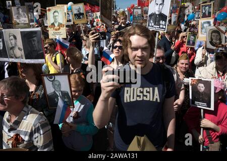 Mosca, Russia. 9th maggio 2018 Le Persone portano ritratti dei loro parenti che hanno combattuto nella seconda guerra mondiale mentre prendono parte alla marcia del Reggimento Immortal su Tverskaya Street nel centro di Mosca per celebrare il 73rd anniversario della vittoria sulla Germania nazista nella Grande Guerra Patriottica Foto Stock