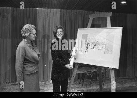 Il Ministro Klompé ha assegnato il Premio di Stato per la Letteratura dei Bambini e dei giovani da Miep Diekmann (a destra) al Ministero del CRM Rijswijk Data: 5 novembre 1970 luogo: Rijswijk Parole Chiave : letteratura, ministri, premi, scrittori Nome: Diekmann, Miep, Klompé, Marga Foto Stock