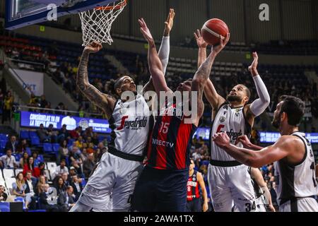 Tenerife (Spagna), Italia, 07 Feb 2020, esteban batista (san lorenzo de almagro) ostacolato da kyle weems (segafredo virtus bologna) e julian (segafredo virtus bologna) durante Segafredo Virtus Bologna vs San Lorenzo de Almagro - FIBA Intercontinental Cup - Credit: LPS/Davide di Lalla/Alamy Live News Foto Stock