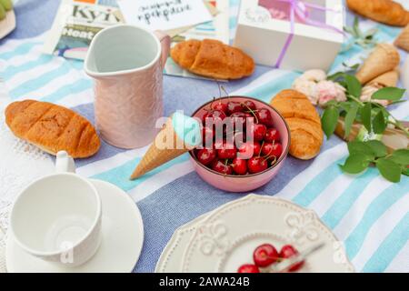 Picnic estivo con ciliegie mature e gelato. Foto Stock