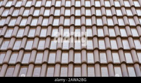 Tegola sfondo tetto e texture. Modello delle piastrelle bagnate tetto della casa. Tegole coperte di acqua. Foto Stock