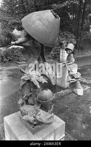 Mostra di scultura di apertura a Sonsbeek, Roel D'Haese (Belgio) immagine di Lumumba Annotation: [NEG.nr. 21] Data: 26 maggio 1966 luogo: Arnhem Parole Chiave: Immagini, scultura, mostre, mostre d'arte Foto Stock