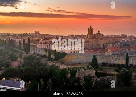 Veduta aerea di Tarragona Spagna all'alba con vista sulle mura della cattedrale gotica, sui bastioni, sulle mura romane e su altri edifici storici Foto Stock