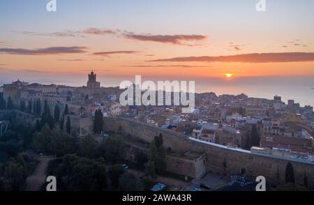 Veduta aerea di Tarragona Spagna all'alba con vista sulle mura della cattedrale gotica, sui bastioni, sulle mura romane e su altri edifici storici Foto Stock