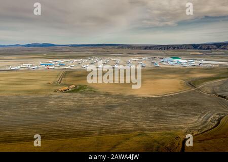 Vista dell'aeroporto non commerciale di Teruel, dove gli aeroplani sono immagazzinati e parcheggiati per lavori di ristrutturazione o manutenzione in Spagna Foto Stock