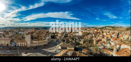 Veduta panoramica aerea di Teruel Spagna con mura medievali della città, viadotto, aquadotto e torre semicircolare in un soleggiato pomeriggio invernale Foto Stock