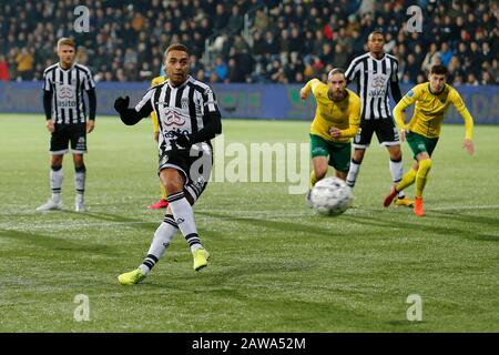Almelo, Paesi Bassi. 26th Gen 2020. Almelo, 07-02-2020, Stadio Erve Asito, calcio, stagione 2019/2020, Eredivisie olandese, Heracles Almelo giocatore Cyriel Dessers punteggio 1-0 durante la partita Heracles Almelo - Fortuna Sittard. Credito: Pro Shots/Alamy Live News Foto Stock