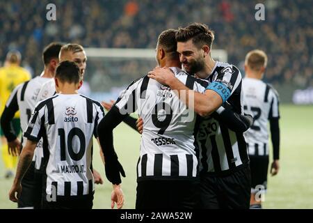 Almelo, Paesi Bassi. 26th Gen 2020. Almelo, 07-02-2020, Stadio Erve Asito, calcio, stagione 2019/2020, Eredivisie olandese, Heracles Almelo giocatore Cyriel Dessers e Heracles Almelo giocatore Robin Propper che celebra il 1-0 durante la partita Heracles Almelo - Fortuna Sittard. Credito: Pro Shots/Alamy Live News Foto Stock