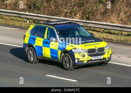 TAC Ops, divisione Tactical Operations. Regno Unito polizia traffico veicolare, trasporti, moderne, berline, nord-bound sulla autostrada M6 a 3 corsie. Foto Stock