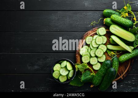 Cetrioli verdi freschi a fette. Su sfondo nero. Vista dall'alto. Spazio libero per il testo. Foto Stock